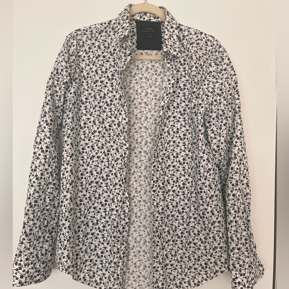 Men’s Zara white button down dress shirt w/ blue floral design - Size M